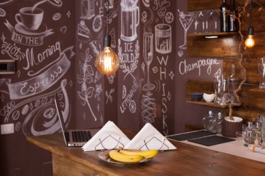 Arka planda güzel çizim ile bir vintage coffeee dükkanında bar sayacı laptop