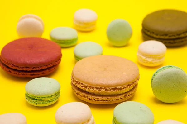 Luxe Franse bitterkoekjes dessert over gele achtergrond — Stockfoto