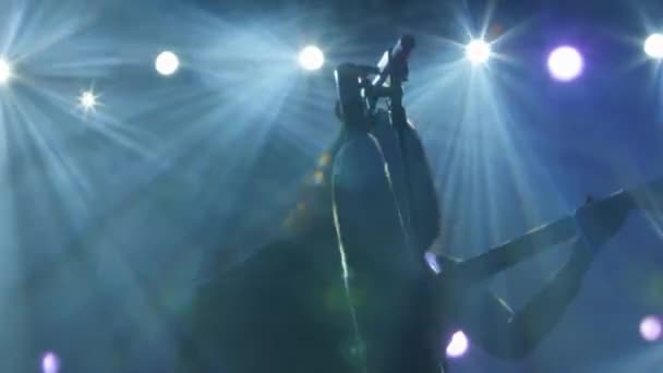 На сцені виступає народна співачка з акустичною гітарою — стокове відео