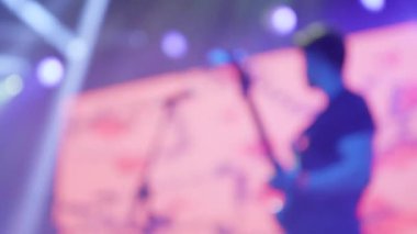 Bir müzik festivalinde sahnede performans gitarist