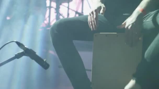 Uomo tamburo ritmo a un cajon durante una performance sul palco — Video Stock