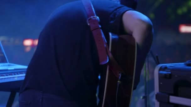 ファンの前でステージ上のアコースティックギター奏者 — ストック動画