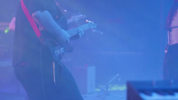 Gitarist bir grup ile sahnede performans — Stok video
