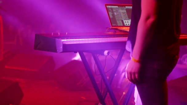 Musicista che suona su una tastiera elettrica ad un concerto rock — Video Stock
