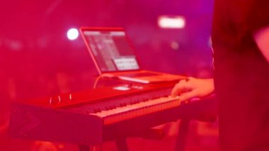 Tutkulu müzisyen elektrikli piyano da bir şarkı yapar