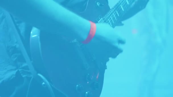 Guitarrista en el escenario en un concierto de rock entreteniendo al público — Vídeo de stock
