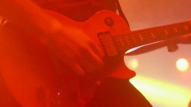 Baş gitarist bir rock grubu ile sahnede gerçekleştirir