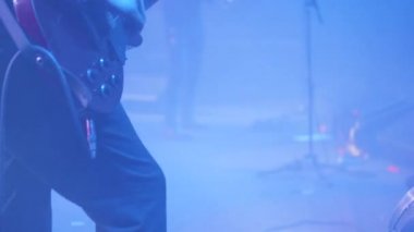Bir rock konserinde kalabalığın önünde gitarist