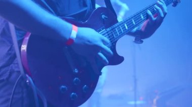 Bir müzik etkinliğinde kalabalığın önünde Rock gitaristi