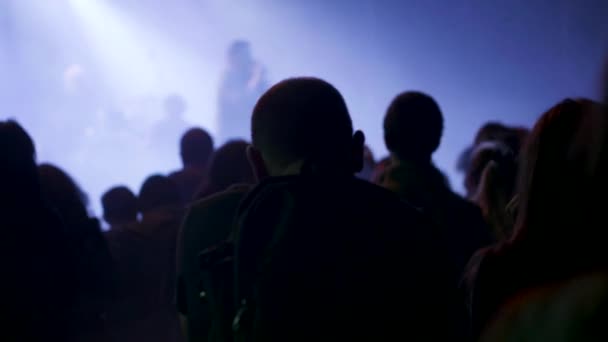 Young people gathered at a music event and are socialising — Stock Video