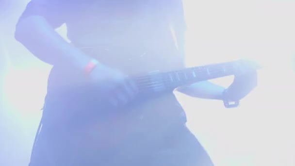 Guitarrista de rock actúa en el escenario con luces estroboscópicas brillantes — Vídeo de stock