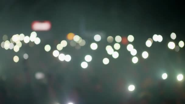 Foule agitant des lampes de poche lors d'un événement musical — Video