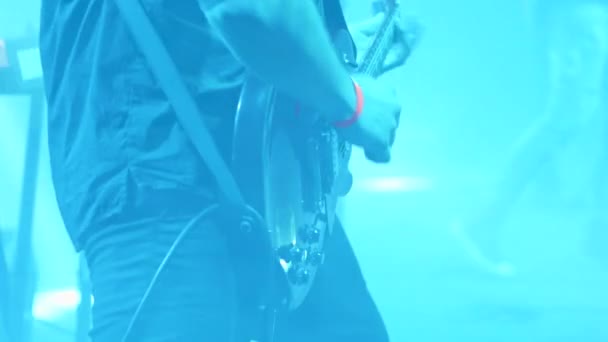 Гитарист играет на гитаре перед концертной аудиторией — стоковое видео