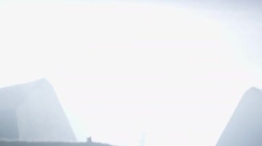 Bir müzik etkinliği sırasında parlak sahne ışıkları