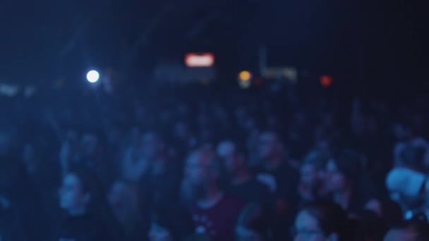 Fans disfrutando de la actuación de su banda de rock favorita — Vídeos de Stock