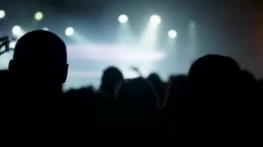 Bir rock müzik etkinliğinde kalabalık toplandı