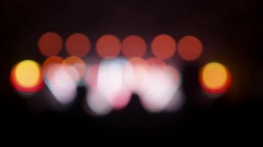 Bir konser salonunda renkli flaş ışıkları