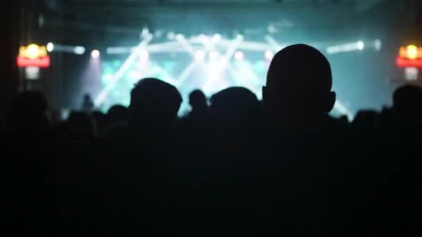 Jóvenes en un concierto de rock bailando frente al escenario — Vídeos de Stock