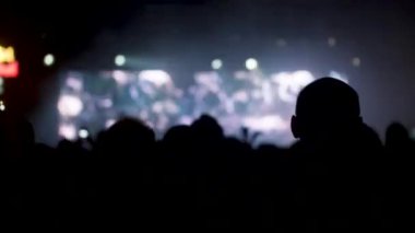 Bir rock etkinliğinde dans ve eğlenmek hayranları