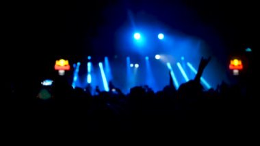 Parlak flaş ışıkları ile bir konser sahnesiyavaş çekim