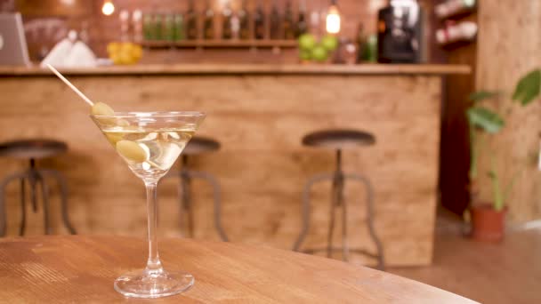 Slow Sliding shot van een glas Martini in een leeg restaurant — Stockvideo