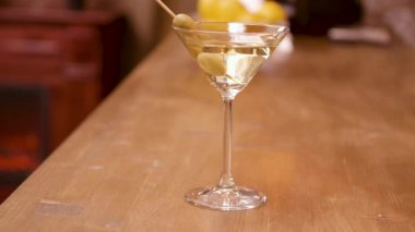 Bir bar tezgahında bir martini cam Parallax atış