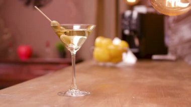 Bir bar tezgahında zeytin ile Martini kokteyl cam