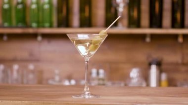 Bar tezgahında bir bardak alkollü içecek