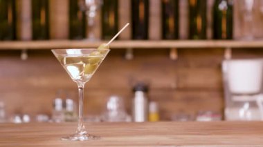 Bir bar arka plan üzerinde martini bir bardak sürgü çekim