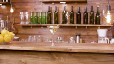 Bir bar arka plan üzerinde martini içecek bir bardak Parallax atış