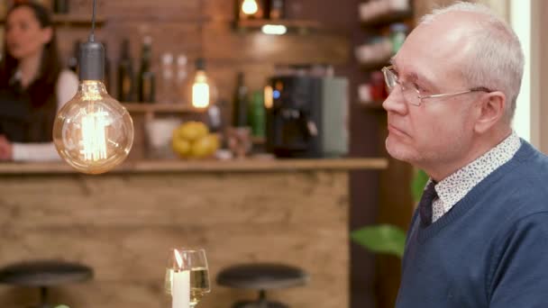 Schöner älterer Mann hört seiner Partnerin bei einem Date zu — Stockvideo