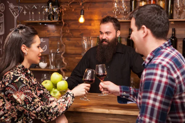 Casal conversando com barman atrás do balcão de bar em um café . — Fotografia de Stock