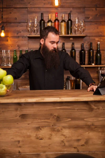 Barbudo guapo joven camarero detrás de la barra de bar . —  Fotos de Stock