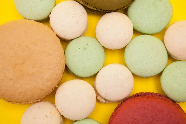 Kleurrijke Macarons koekjes taart op gele achtergrond — Stockfoto