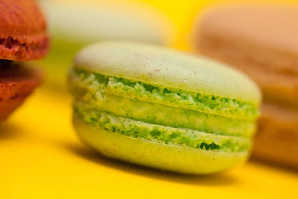 Close-up groene thee smaak Macaroon over gele achtergrond — Stockfoto