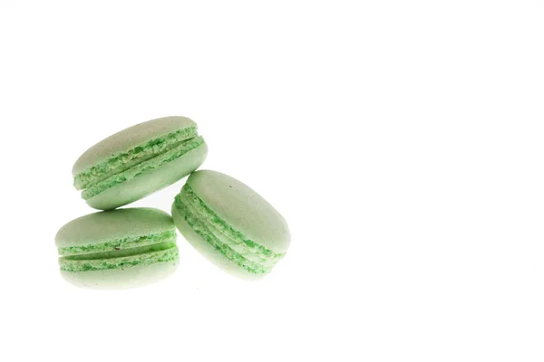 Smakelijke groene bitterkoekjes geïsoleerd over witte achtergrond — Stockfoto
