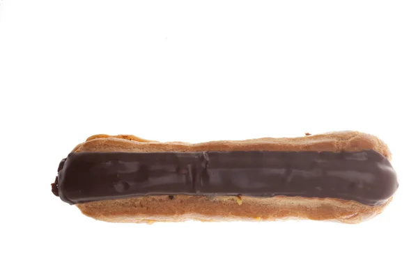 Çikolata kaplı eclaire beyaz arka plan üzerinde izole — Stok fotoğraf