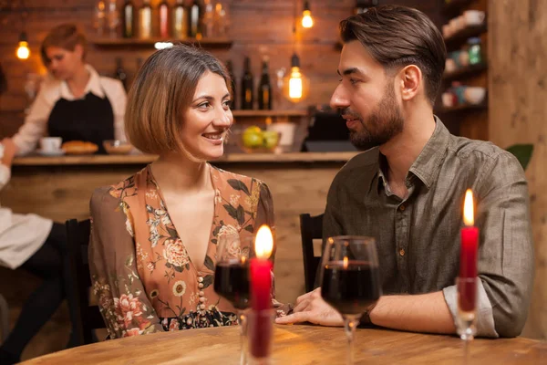 Elegante coppia su un appuntamento romantico guardando profondamente in ogni altri occhi — Foto Stock