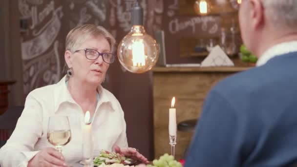 Oude dame op een date met een gesprek met haar partner — Stockvideo