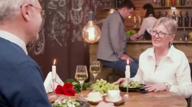 Bir tarihte ortağına sürpriz bir hediye yapan kıdemli adam