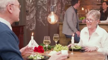 Kıdemli adam bir yıldönümünde karısına bir hediye yapar