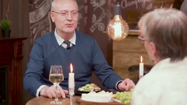 Stařec dělá návrh svému partnerovi na romantickém obědě — Stock video