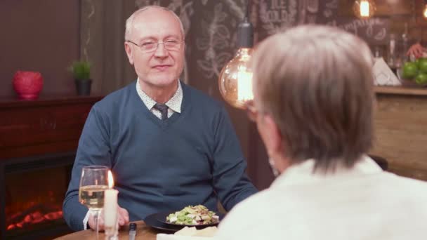 Медленный портрет старика, делающего предложение своему партнеру — стоковое видео