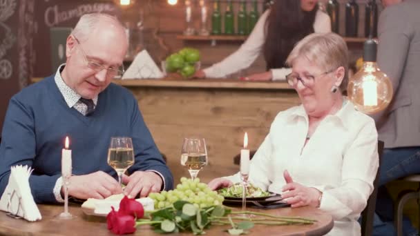 Wesoła Starsza para na romantyczną randkę w restauracji — Wideo stockowe