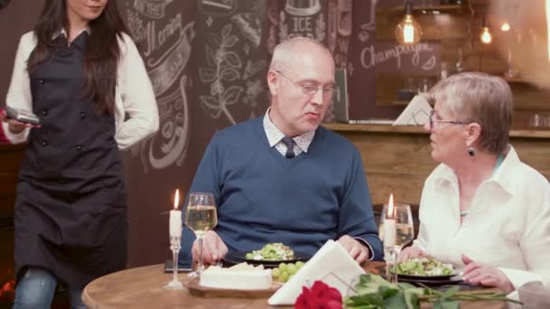 Alter Mann bezahlt mit seinem Smartphone im Restaurant — Stockvideo
