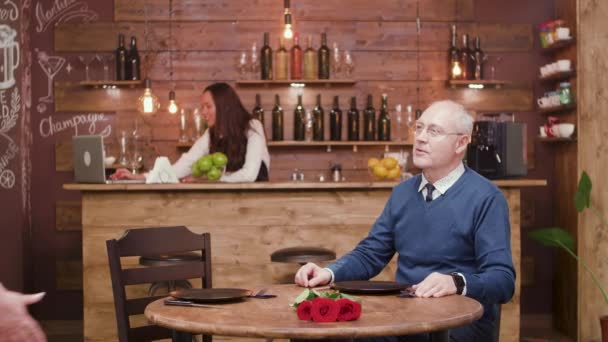 Velha senhora chega em um encontro romântico e recebe flores — Vídeo de Stock