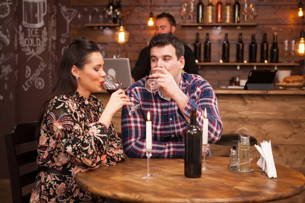 Glückliches Paar trinkt Wein beim Date im Restaurant. — Stockfoto