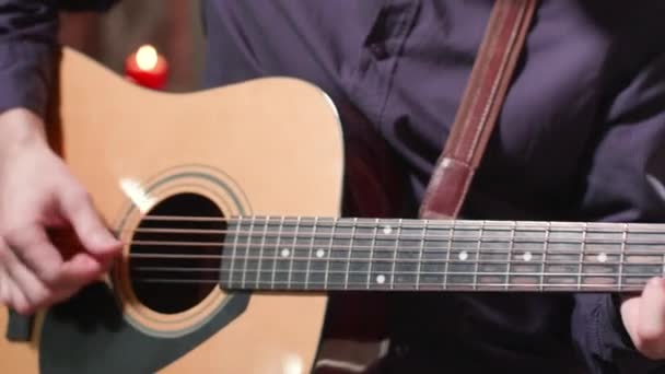 Ανδρικά χέρια που αποδίδουν ρυθμό σε μια ακουστική κιθάρα — Αρχείο Βίντεο