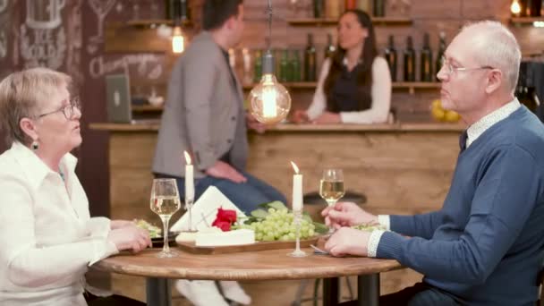 Couple sénior dans un restaurant cliquetis verres et boire du vin — Video