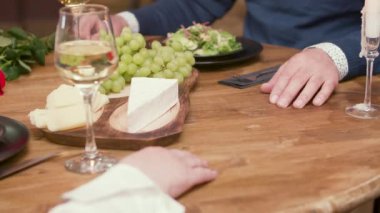 Bir tarihte yken yaşlı adam ve kadın el dokunmadan yakın